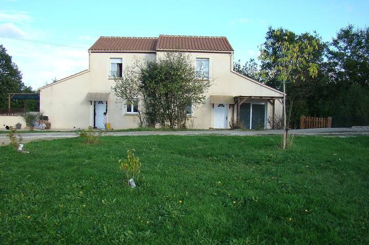 Location de vacances pour 7 personnes, avec terrasse ainsi que piscine et jardin, animaux acceptés à Salviac
