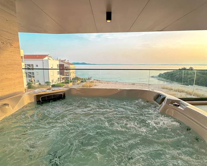 Ferienwohnung für 8 Personen, mit Whirlpool und Balkon in Zadar (Kommun)