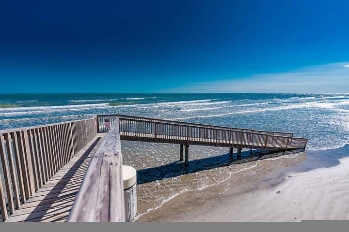 Vacation rental for 6 people, with pool and balcony as well as ocean view, kid friendly in Galveston
