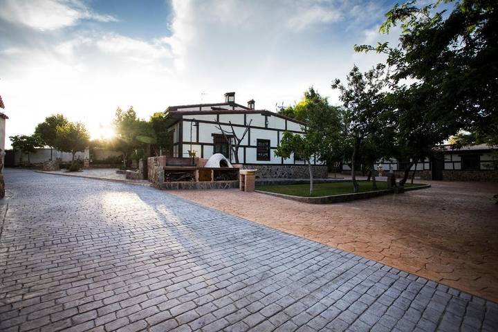 Casa rural para 16 personas, con vistas además de piscina y jardín en Cobisa - 2