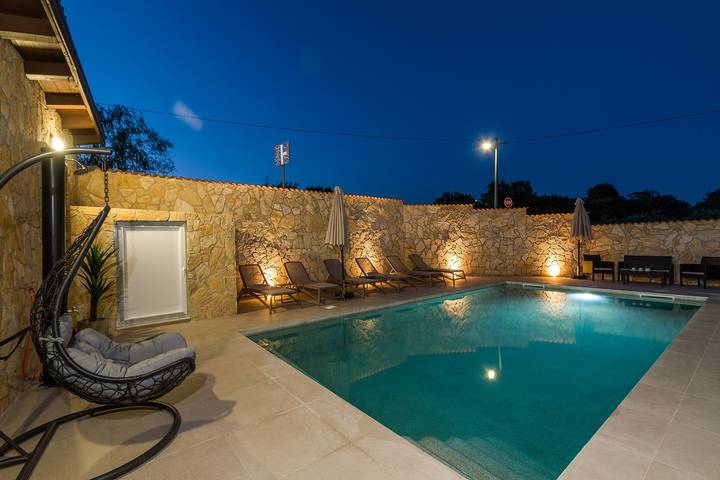 Villa pour 12 personnes, avec jardin et piscine à Loborika