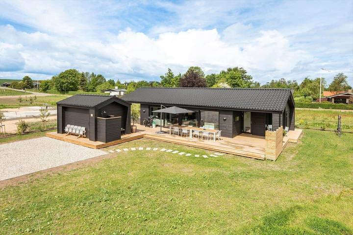 Ferieudlejning for 8 personer, med terrasse og jacuzzi samt sauna, børnevenlig i Saksild