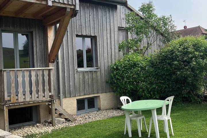 Apartamento entero, Studio \"L'Herba\" overlooking fields. in Mouthe-Lac et Mont d’Or, Jura Francais
