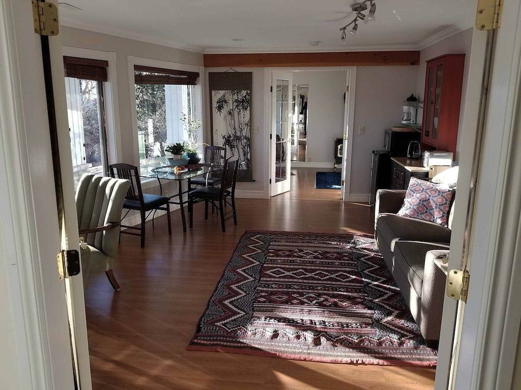 Ganze Wohnung, Quiet location with stunning view, close to downtown, wineries, beaches in West Kelowna, Crystal Mountain