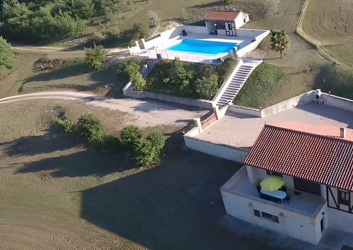 Gîte pour 8 personnes, avec piscine ainsi que terrasse et jardin à Saint-Cybranet - 2