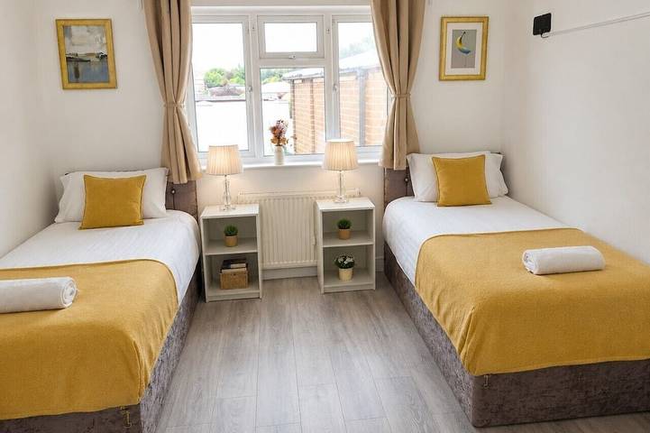 Attractive 2 Bed 2 Bath Bungalow nr Bluewater - Dartford in Dartford, Kent
