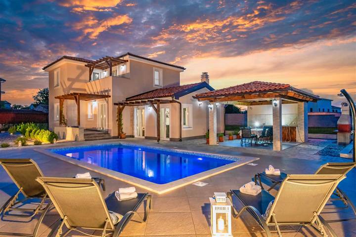 Ferienwohnung für 8 Personen, mit Pool und Garten, kinderfreundlich