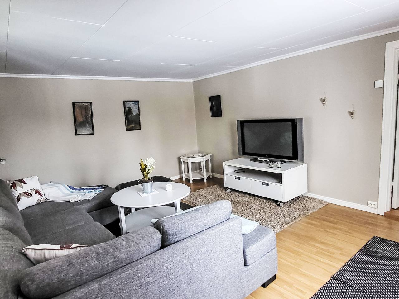 Äppelgården in Örebro kommun, Hjälmaren