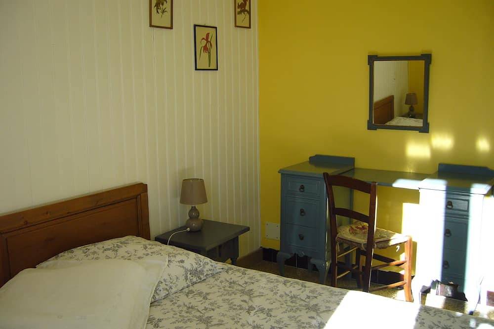 House 10 mn walk from the city center with shaded garden, olive trees. in Uzès, Nimes region