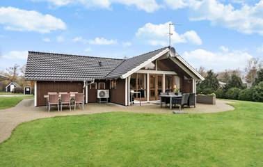 Ferienhaus für 8 Personen, mit Terrasse und Garten sowie Whirlpool in Nørhede Vest