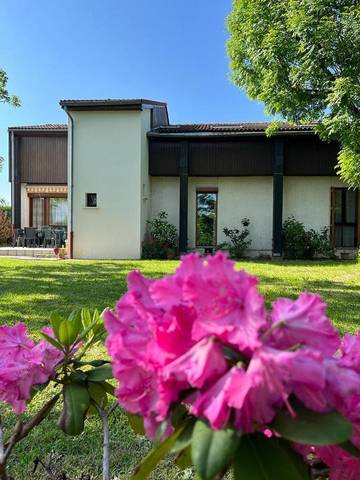 Location de vacances pour 12 personnes, avec jardin et vue, animaux acceptés à Thiers