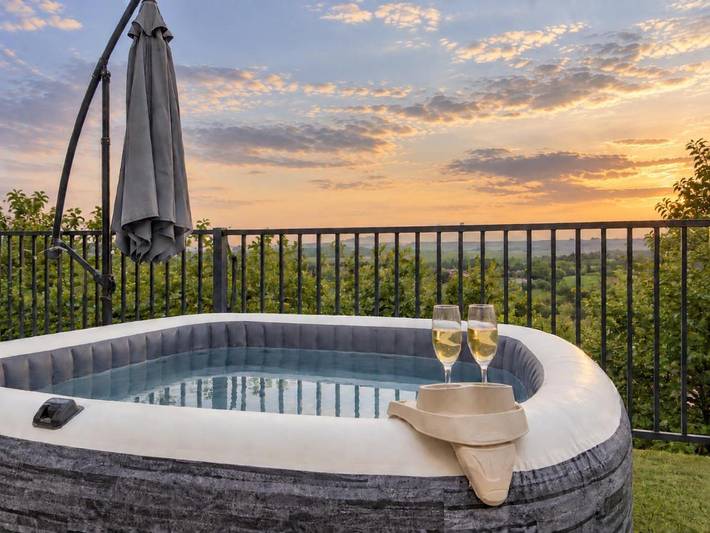 Location de vacances pour 10 personnes, avec Jacuzzi ainsi que Terrasse et Jardin dans La Chapelle-de-la-Tour
