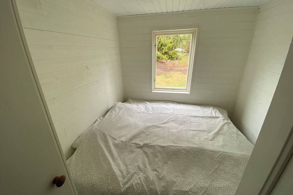 House in private location 300m to private beach,boat with motor, all linen incl. in Bolmen