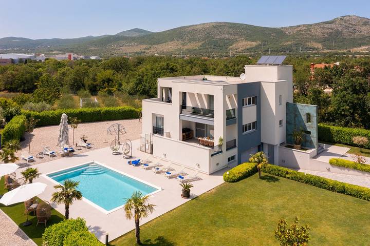 Villa Marijeta exklusive 5 Sterne Villa mit 50m2 privatem Pool, 6 Schlafzimmern und Spielzimmer in Dugopolje, Dalmatinisches Zagora