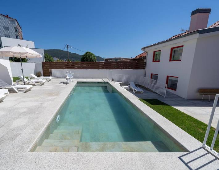 Apartamento para 3 personas, con jardín además de piscina y vistas, Familias con niños en Moaña