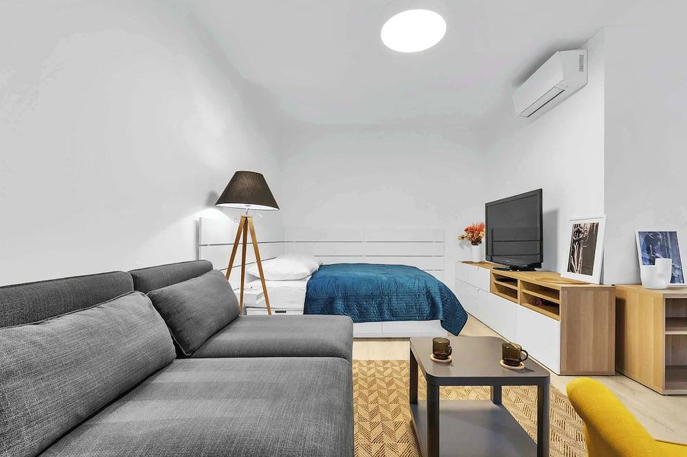 Entire apartment, Sunny Yellow Vibes Studio - Balcony & Prime Location in Bratislava, Bratislava region