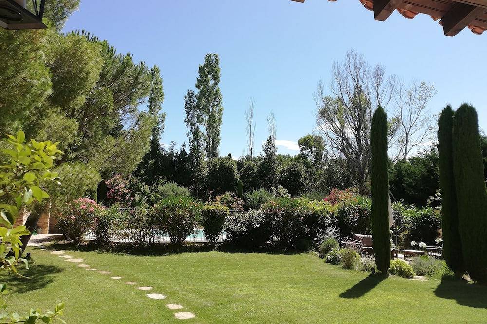 Maison avec jardin, quartier résidentiel, calme, tranquilité et confort. in Rochefort-du-Gard, Région de Nîmes