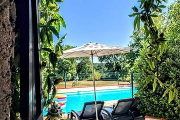 Gîte pour 6 personnes, avec terrasse et jardin à Barbaste