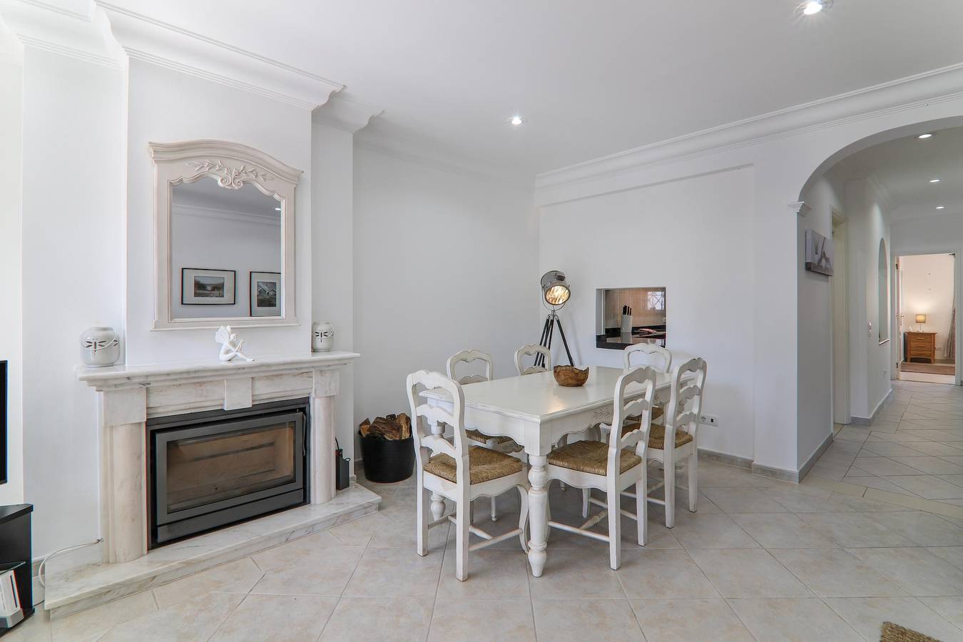 Villa de férias "Villa Karon" com Jardim, Piscina, Quadra de Ténis Partilhada, Wi-Fi & Terrace in Quinta do Lago, Almancil