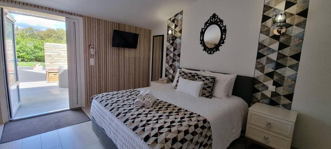 Chambre d’hôte pour 2 personnes, avec piscine et jacuzzi ainsi que jardin et terrasse à Gauriaguet