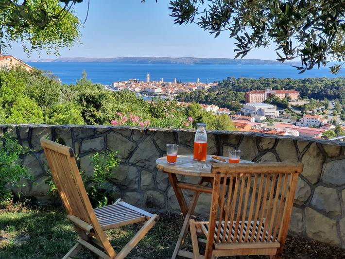 Villa pour 6 personnes, avec jardin ainsi que piscine et terrasse dans Rab - 2