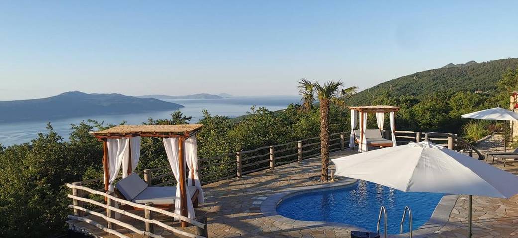 Alojamiento y desayuno para 2 personas, con jacuzzi y piscina además de balcón y jardín - 1