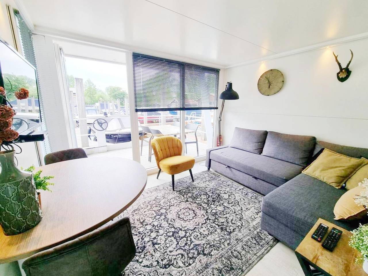 Houseboat Escape with Roof Terrace in Amsterdam Zuid, North Holland