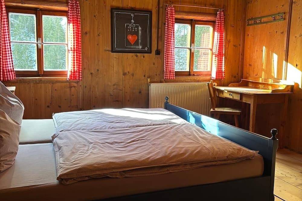 Komplettes Bauernhaus in Bergdorf, Tirol, Zugspitz Arena, Berwang, Skigebiet in Lechtaler Alpen, Außerfern