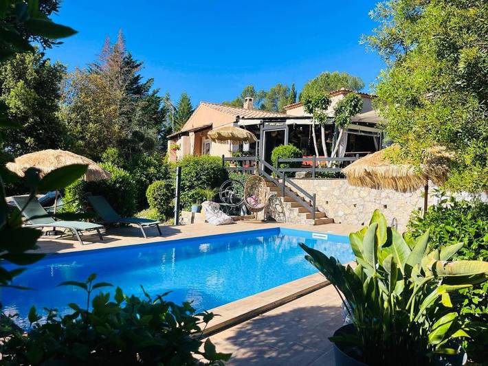 Chambre d’hôte pour 2 personnes, avec Terrasse et Jacuzzi ainsi que Jardin et Piscine à Callas
