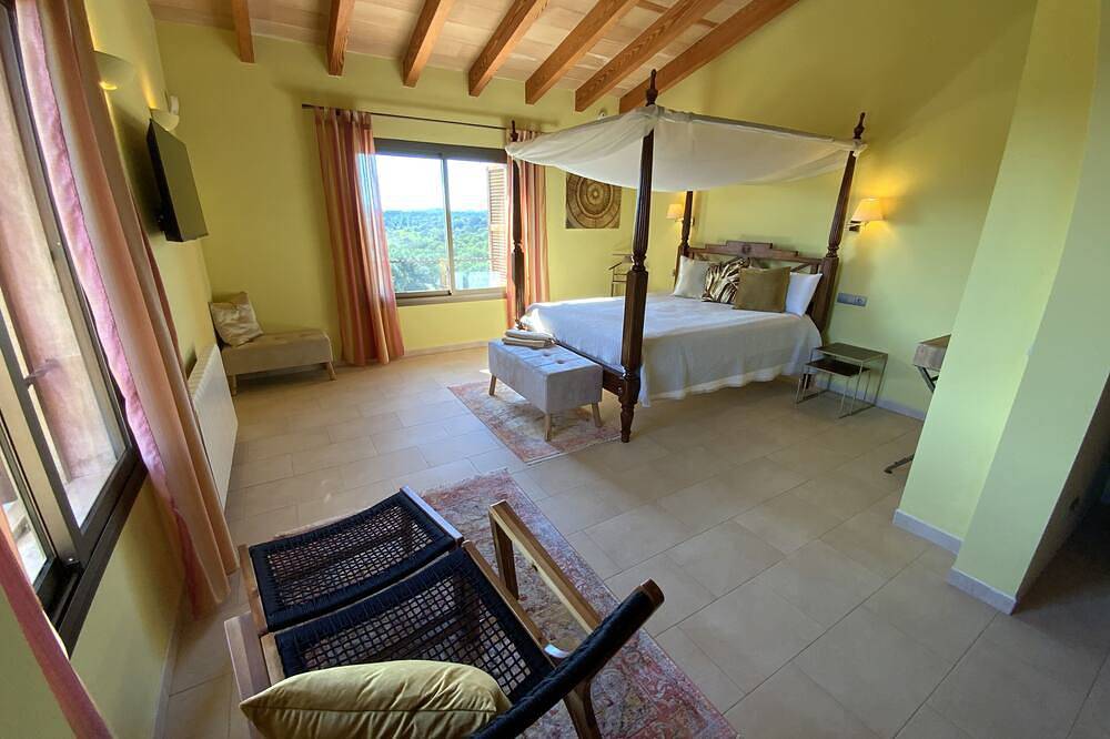 Finca Las Tortugas, stylish, fantastic views, large heated pool in Santa Margalida, North Majorca