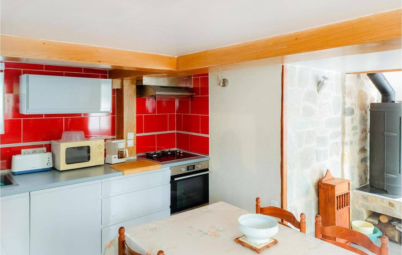 Three-Bedroom Holiday Home in Saint-Varent, Deux-Sèvres