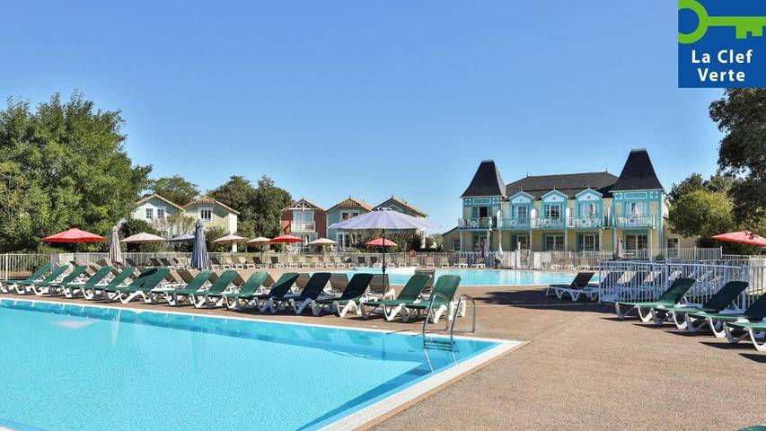 Appart’hôtel pour 4 personnes, avec Terrasse et Jardin ainsi que Piscine et Vue