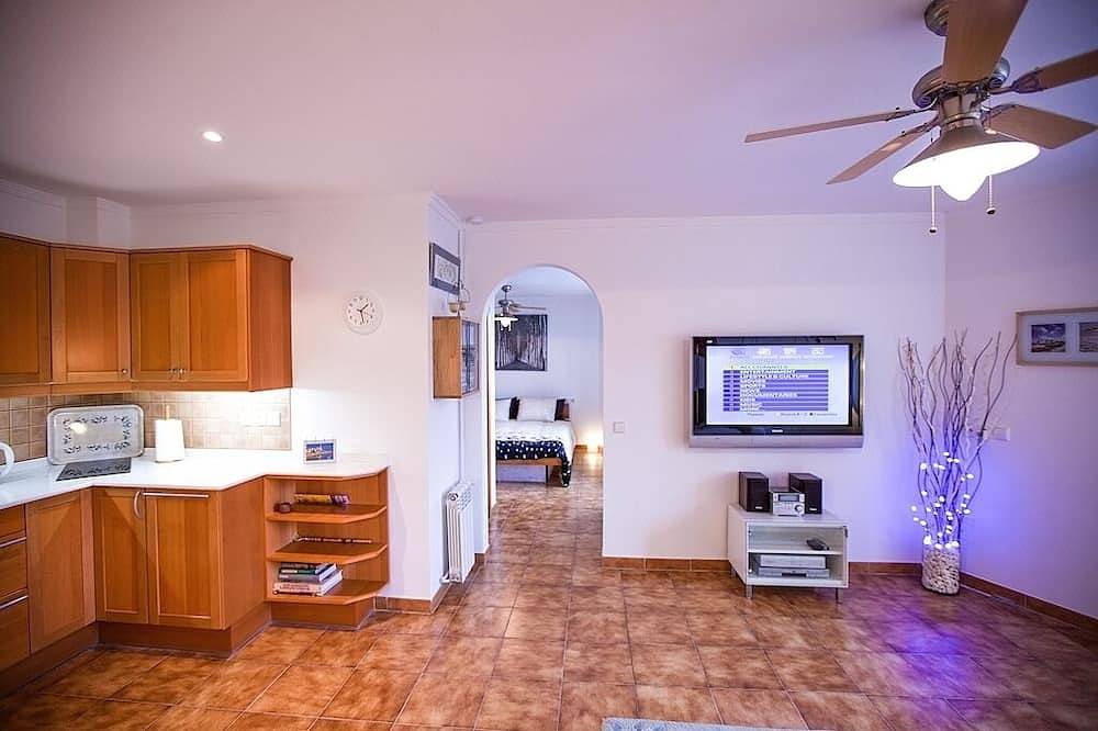 Apartamento entero, Villa privada, terraza privada, barbacoa, piscina, hermoso jardín y vistas. in Olivella, Garraf