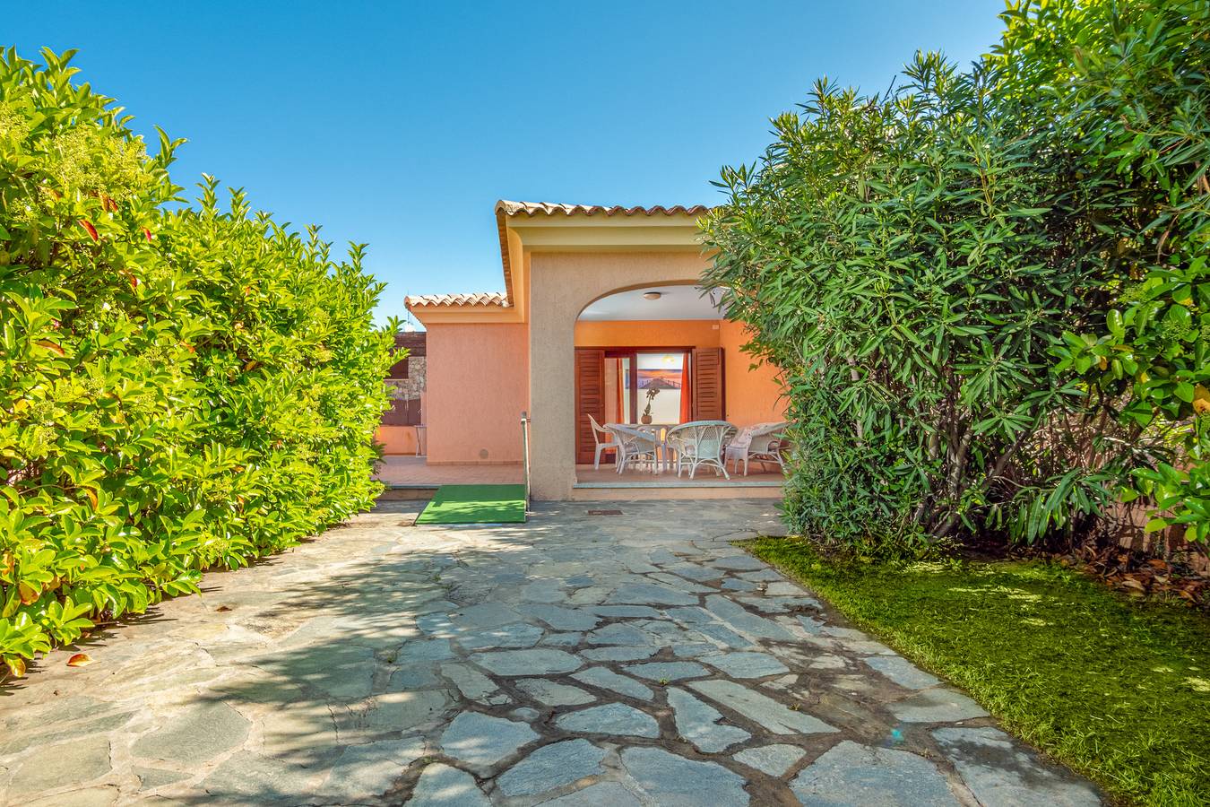 Casa de vacaciones 'Villetta Bifamiliare 2' con Wi-Fi, A/C, terraza y jardín in San Teodoro, Olbia-Tempio