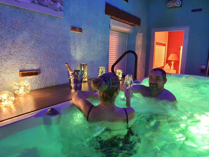 Gîte pour 2 personnes, avec Jacuzzi et Terrasse ainsi que Jardin et Piscine
