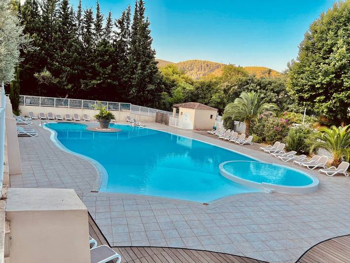 Gîte pour 6 personnes, avec terrasse ainsi que piscine et jardin, animaux acceptés à Solliès-Toucas - 3