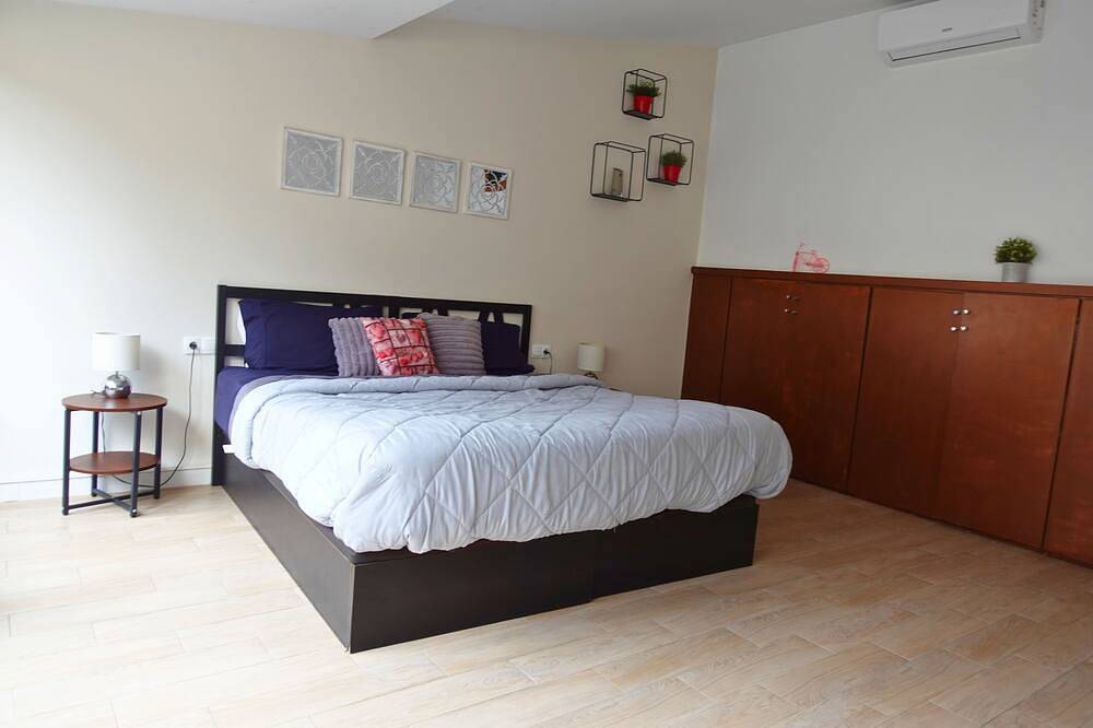 Apartamento entero, Ático exclusivo con jacuzzi privado y vistas a Montserrat in Monistrol de Montserrat, Interior de Barcelona