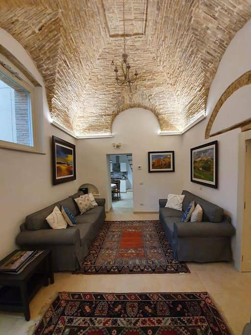 Location de vacances pour 7 personnes, avec Balcon ainsi que Terrasse et Vue à Irsina