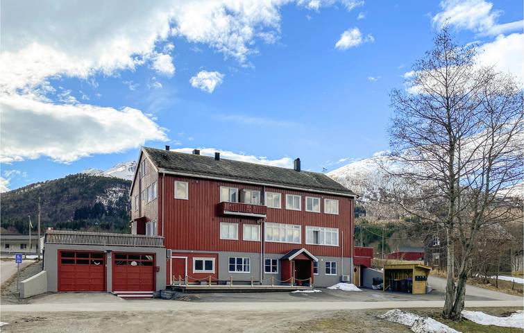 Ferienwohnung für 7 Personen, mit Garten und Terrasse in Vestnes