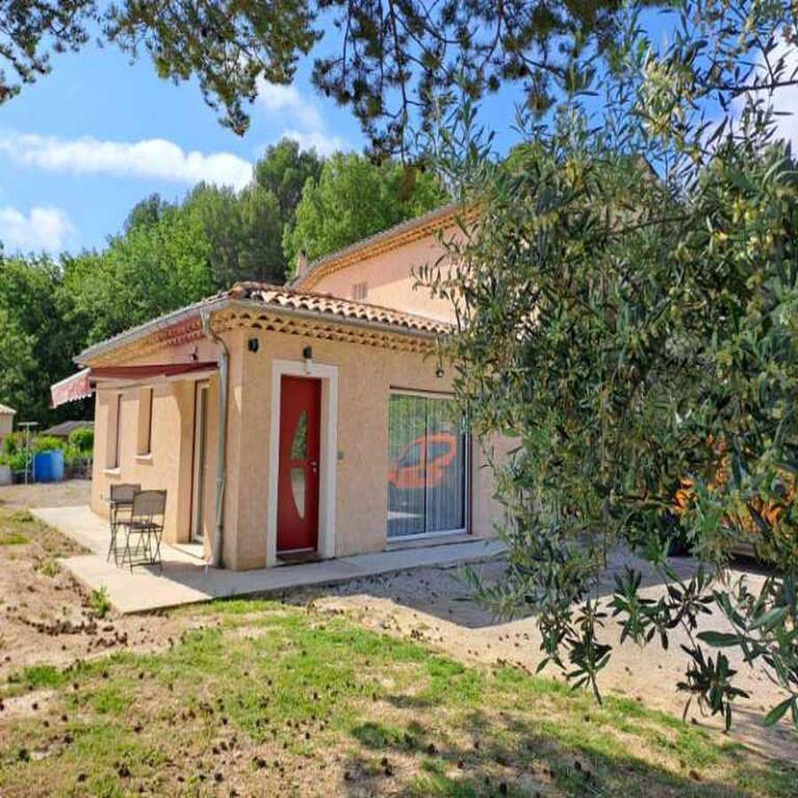 Appartement entier, One-Bedroom Apartment in Sainte-Tulle, Parc naturel régional du Luberon