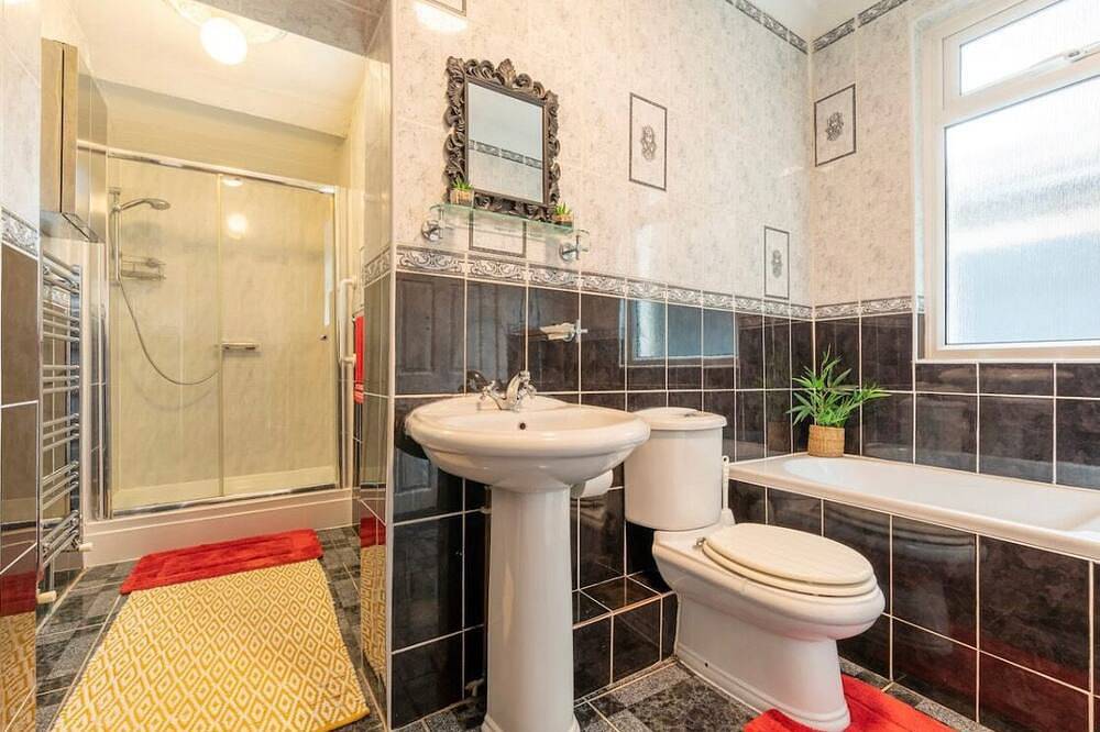 Entire apartment, Shelley’s Seaside Stay (Garden / Parking) in Porthcawl, Bridgend region