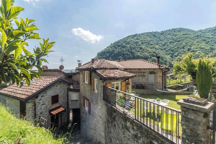 Casa de férias "Erve Come una Volta" com vista para a montanha e jardim in Costalottiere, Erve