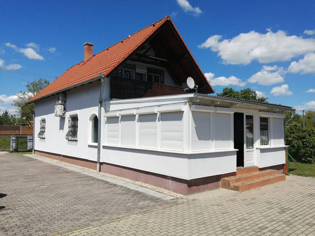 Mit Garten, Grill und Terrasse in Balatonmariafürdö, Plattensee Südufer