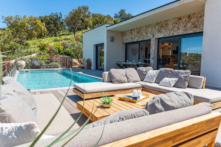 Villa pour 8 personnes, avec jardin ainsi que terrasse et piscine, adapté aux familles en Corse-du-Sud