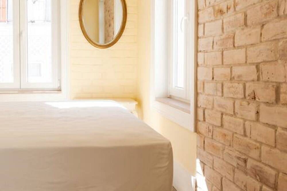 Guesthouse - Deluxe Double Room with Balcony (Room 8 Seraphim ) in Anjos, Lissabon