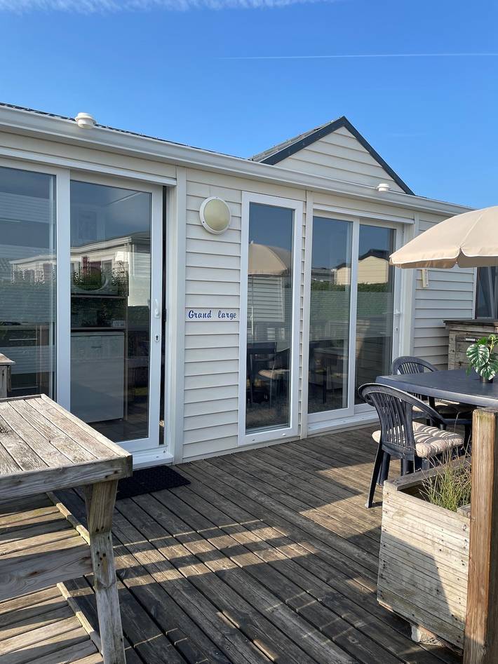 Wohnwagen für 4 Personen, mit Garten und Terrasse in Bredene