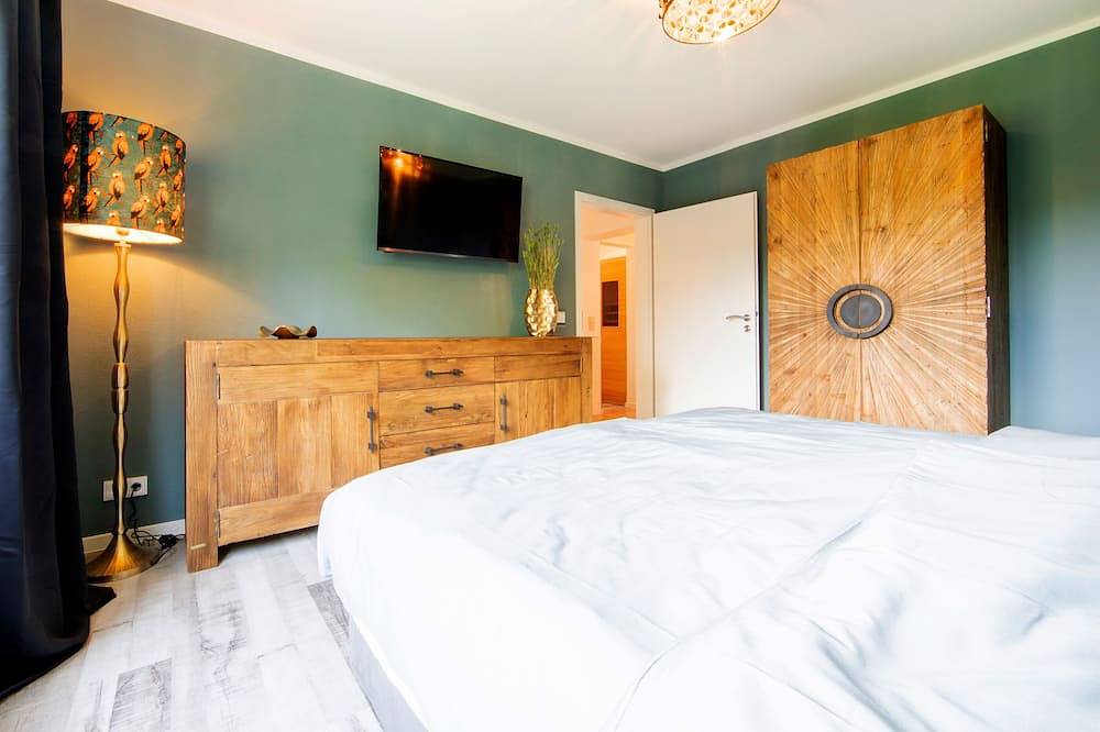 Ganze Wohnung, Exklusiv u. Stylisch! 5 *****Fewo am Ufer des Maarkessels mit Blick aufs Maar in Daun, Vulkaneifel