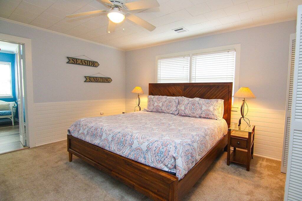 Family Beach Getaway 1 mile to Beach. Prime Central Location with Privacy Fence in St. Simons Island, Glynn County