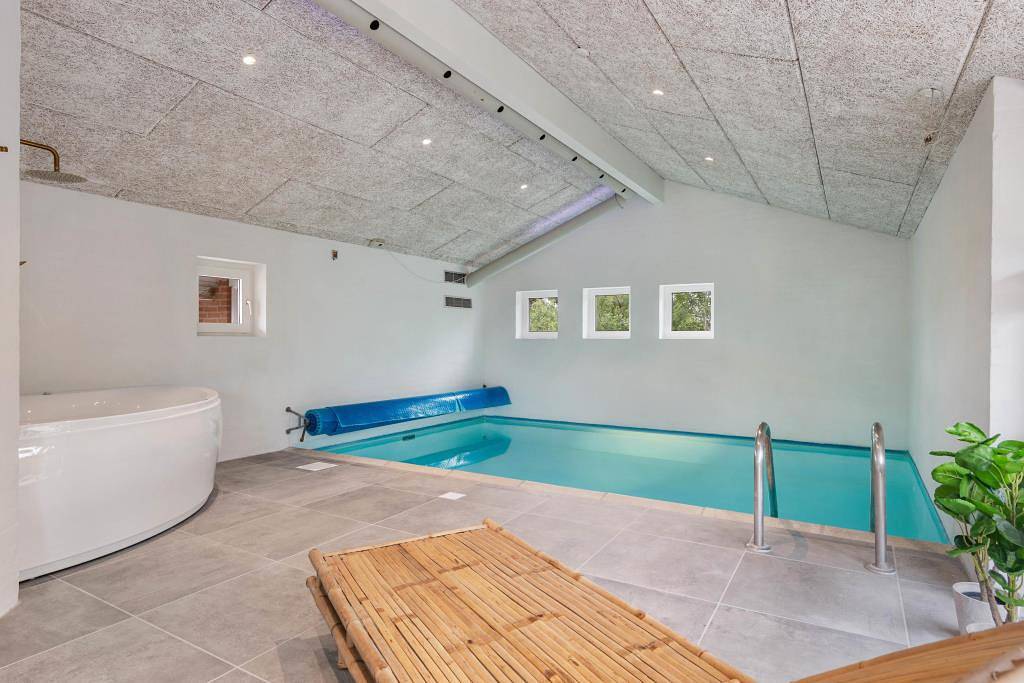 Beautiful holiday home with swimming pool, hot tub and sauna in Ringkøbing, Holmsland Klit