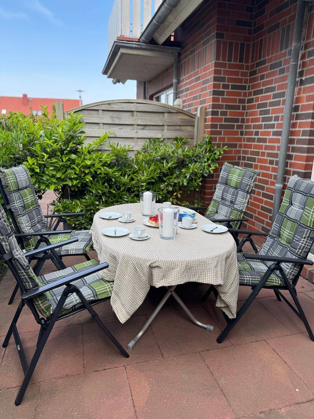 Ferienhaus "Deichrose"  Ruhige Lage, W-Lan, 300 Meter zum Strand, top eingerichtet, Spiele-u.Wii-Konsole
Reinkommen, wohlfühlen und den Urlaub genießen: Das ca. 75 qm große Reihenhaus bietet eine geschmackvoll aufeinander abgestimmte Einrichtung. Die Terrasse und der Balkon laden zusätzlich zum Verweilen ein. in Carolinensiel-Harlesiel, Wittmund